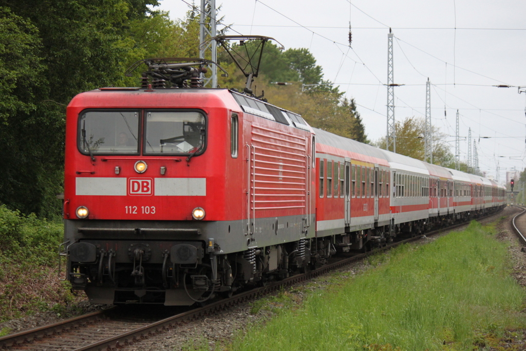 112 103-7 mit Sonderzug 13290 von Warnemnde nach Berlin Zoologischer Garten bei der Durchfahrt in Rostock-Bramow.16.05.2015