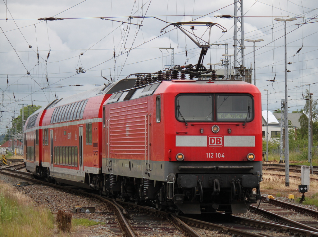 112 104-5 war am 19.06.2015 mit RE 4363 von Rostock Hbf nach Lutherstadt Wittenberg im Rostocker Hbf beschftigt.