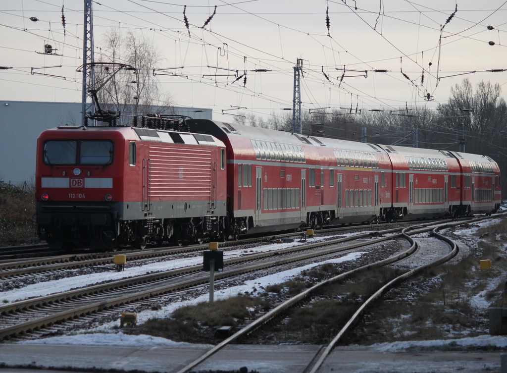 112 104 mit RE5 (RE4359)von Rostock Hbf nach Elsterwerda bei der Ausfahrt im Bahnhof Gstrow.09.01.2016