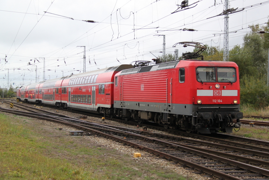 112 104+112 101(hinten)mit RE 4356 von Wnsdorf-Waldstadt nach Rostock Hbf bei der Einfahrt im Rostocker Hbf.07.10.2016