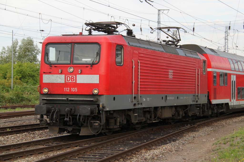 112 105 mit RE 4306(Rostock-Hamburg)bei der Ausfahrt im Rostocker Hbf.28.08.2016