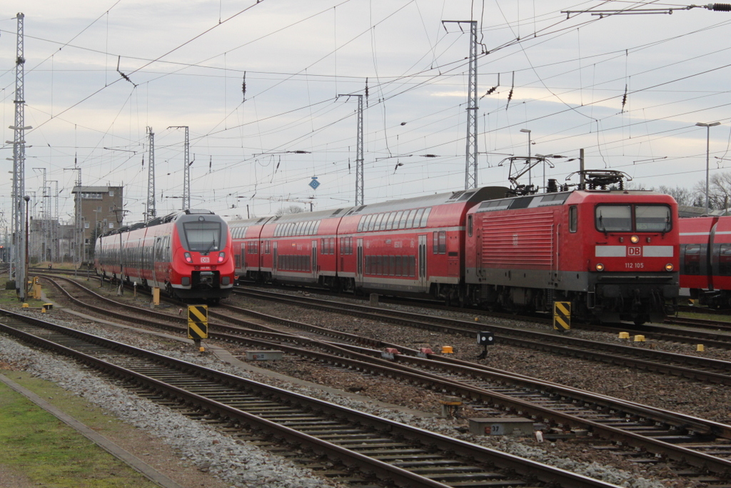 112 105 mit RE5 von Elsterwerda nach Rostock Hbf bei der Einfahrt im Rostocker Hbf.20.12.2015