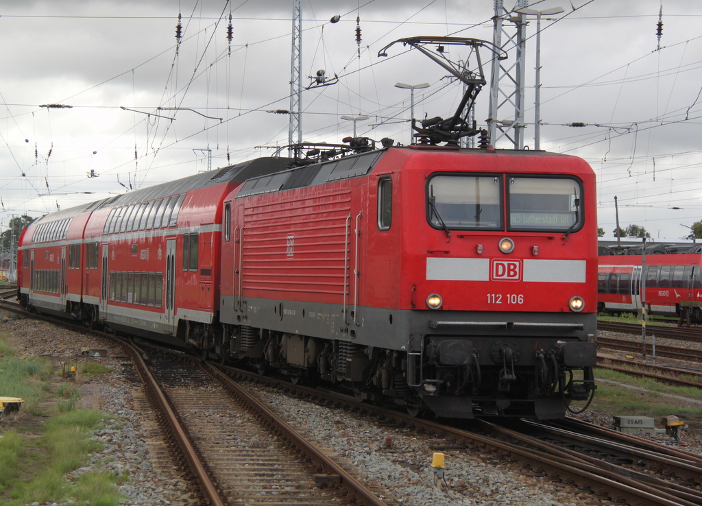 112 106-0 mit RE 5(RE 4361)von Rostock Hbf nach Lutherstadt Wittenberg bei der Bereitstellung im Rostocker Hbf.06.09.2015