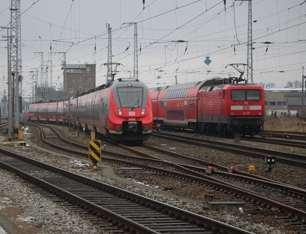 112 106-0 mit RE5(RE 4361)von Rostock Hbf nach Elsterwerda bei der Ausfahrt im Rostocker Hbf.15.01.2016