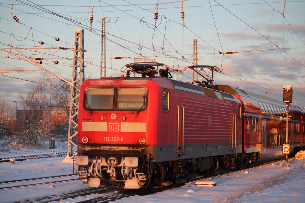 112 107 mit RE 1(Hamburg-Rostock)bei der Einfahrt im Rostocker Hbf gegen 08.53 Uhr.29.12.2014