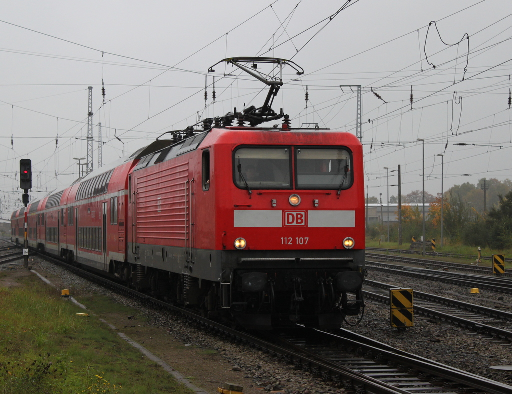 112 107 mit RE 5 von Rostock Hbf nach Wnsdorf-Waldstadt bei der Bereitstellung im Rostocker Hbf.22.10.2016