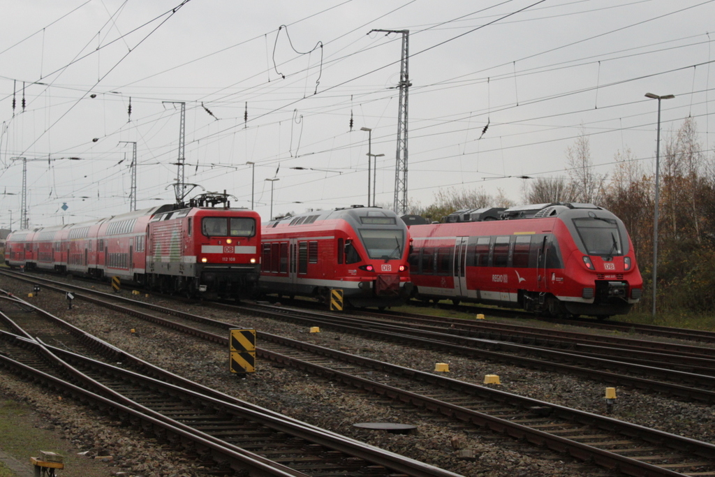 112 108-6( Genau Ihre Richtung )mit RE 4356 von Lutherstadt Wittenberg nach Rostock Hbf bei der Einfahrt um 13:28 Uhr im Rostocker neben an waren 429 027-6 und 442 337-2 abgestellt.13.11.2015