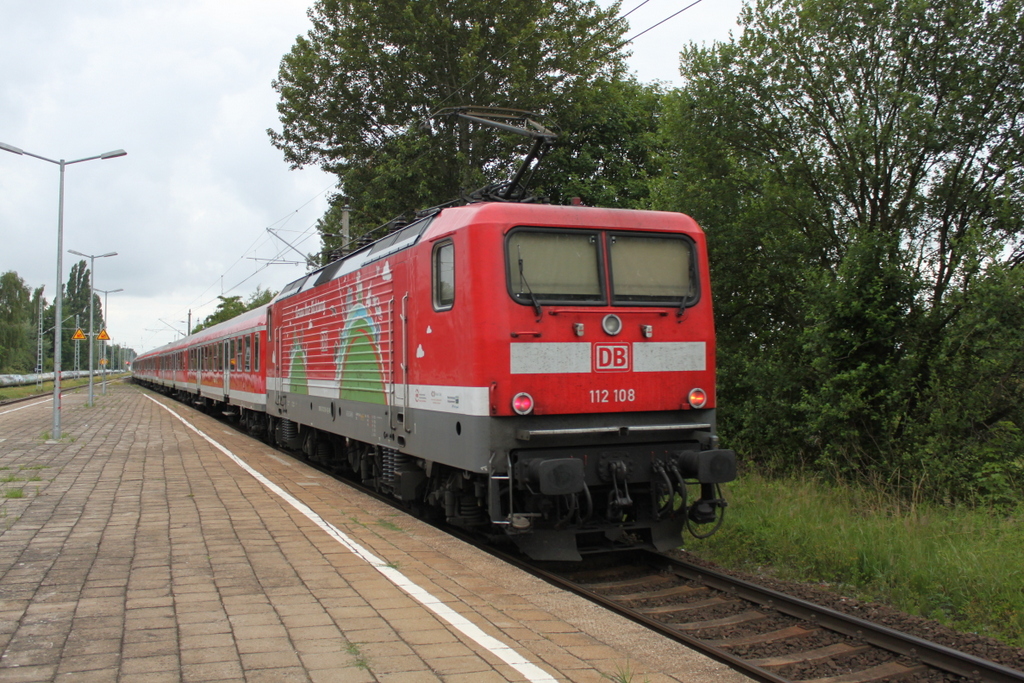 112 108 mit Lr 70115(Rostock-Warnemnde)bei der Durchfahrt im Haltepunkt Rostock-Holbeinplatz,die Rckfahrt als RE 13292 fiel zwischen Warnemnde und Rostock wegen einer Oberleitungsstrung im Bahnhof Warnemnde aus.