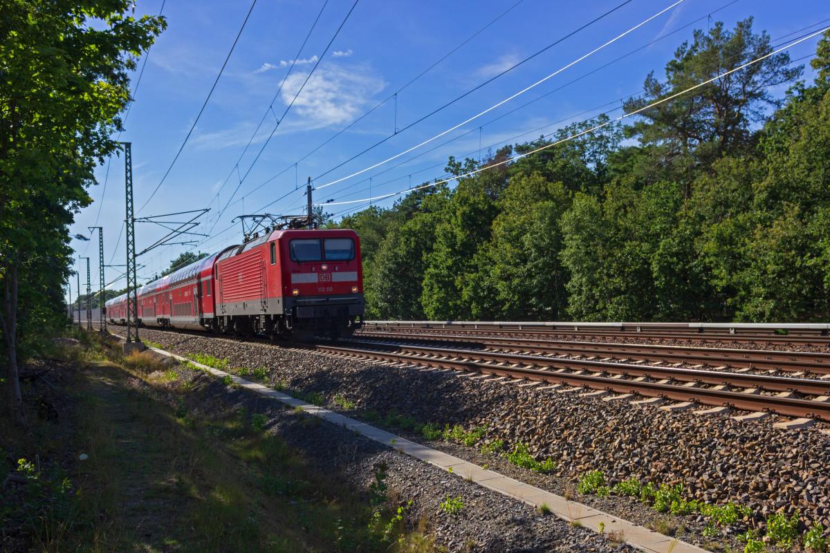 112 110 fhrt einen RE1 in Richtung Frankfurt nahe der S-Bahn-Station Friedrichshagen dem nchsten Halt in Erkner entgegen.