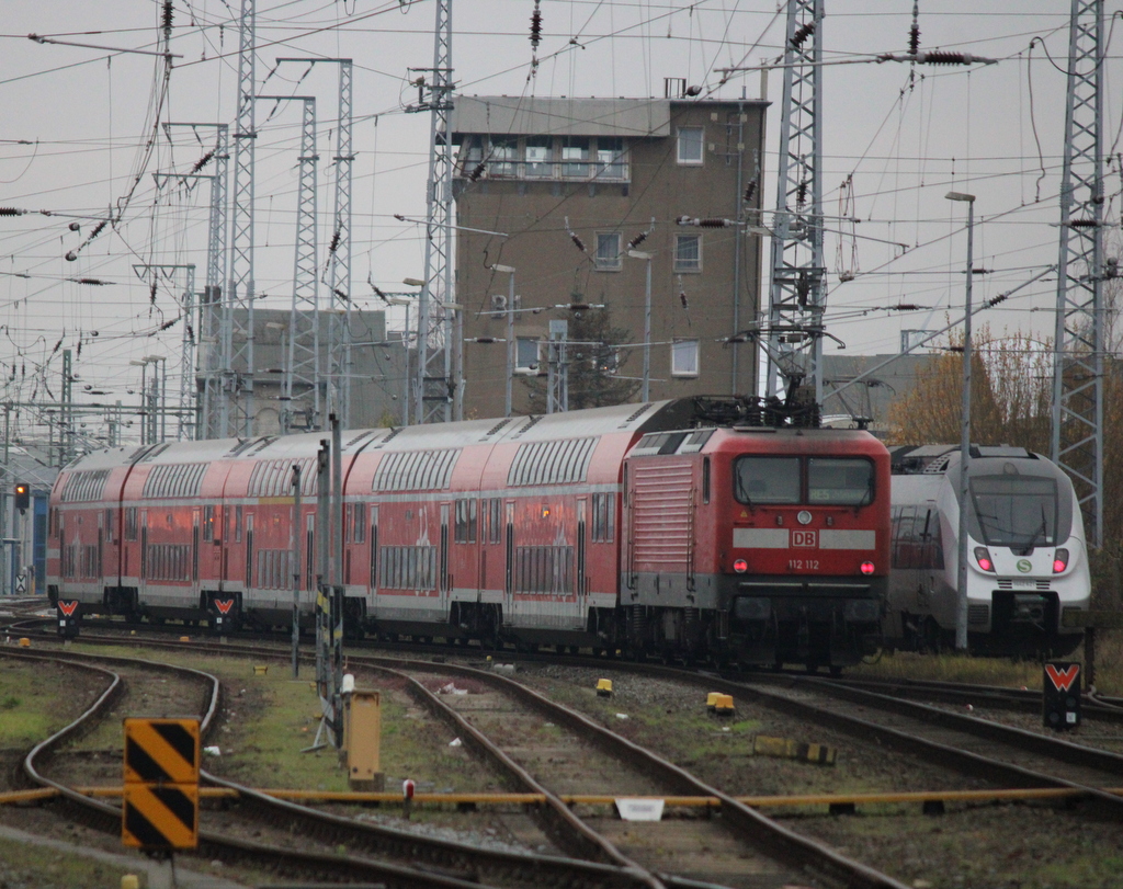 112 112 mit RE 5(Rostock-Elsterwerda)bei der Ausfahrt im Rostocker Hbf.04.12.2020