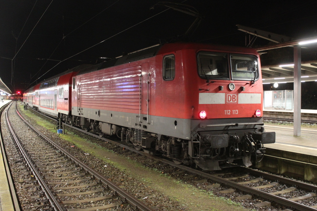 112 113 mit RE 4355 von Rostock Hbf nach Wünsdorf-Waldstadt kurz vor der Ausfahrt um 06:34 Uhr im Rostocker Hbf.01.12.2017