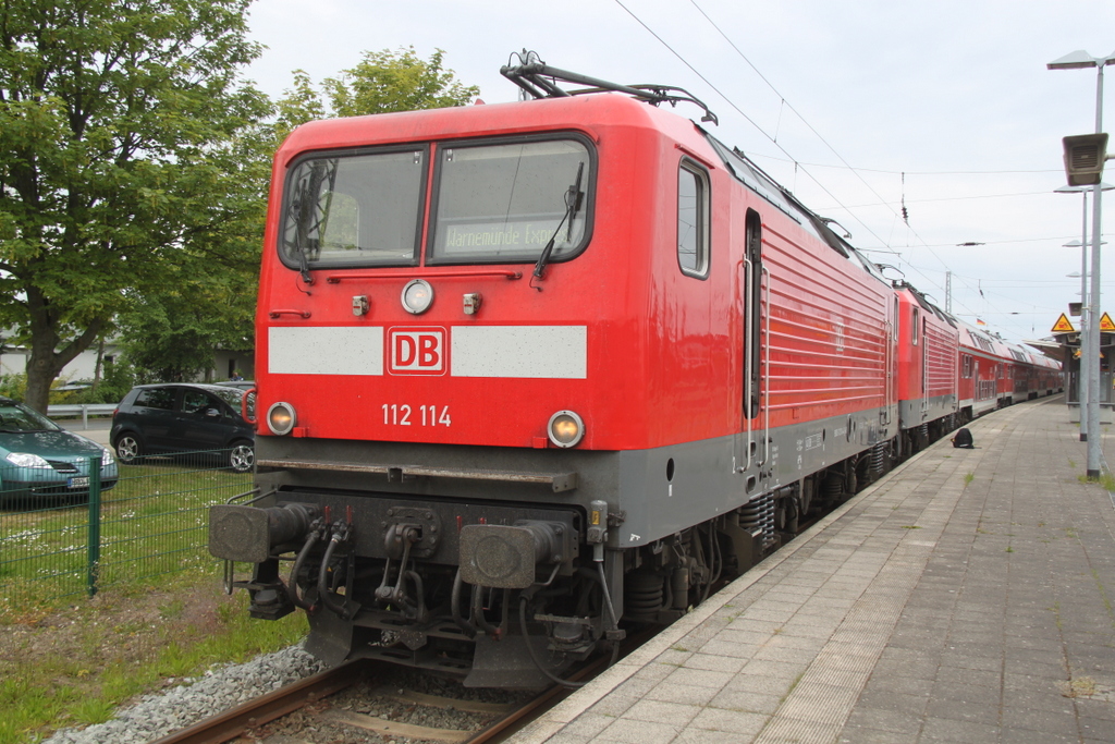 112 114-4+143 333-3 waren am 25.05.2015 zu Gast im Bahnhof Warnemnde.