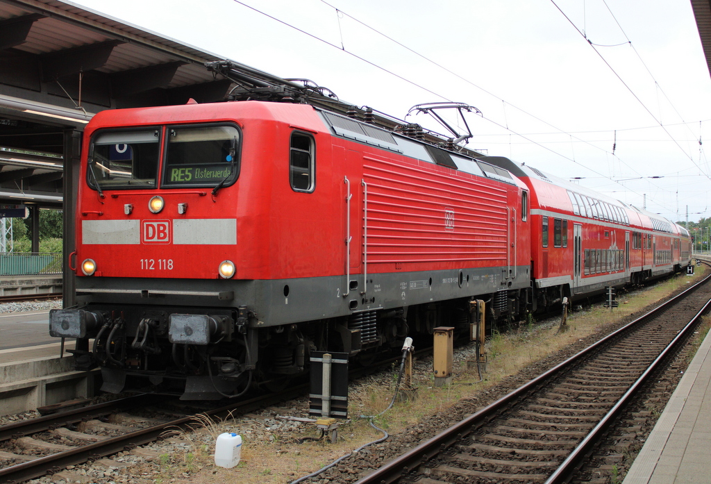 112 118 mit RE 4357(Rostock-Elsterwerda)stand am Morgen des 03.07.2021 zur Freude des Fotografen in abweichender Wagenreihung im Rostocker Hbf. 