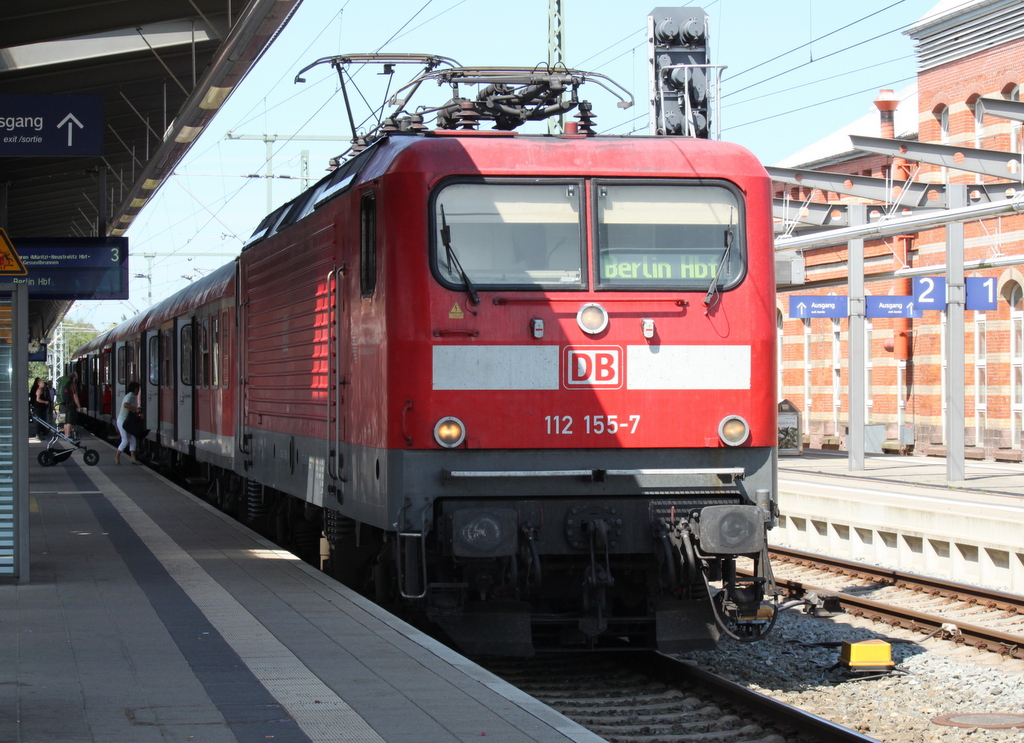 112 155-7 mit IRE18539 von Rostock Hbf nach Berlin Hbf(tief) bei der Ausfahrt im Rostocker Hbf.08.08.2014