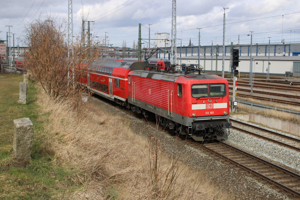 112 165 mit RE 4310(Rostock-Hamburg)bei der Ausfahrt im Rostocker Hbf.12.03.2021