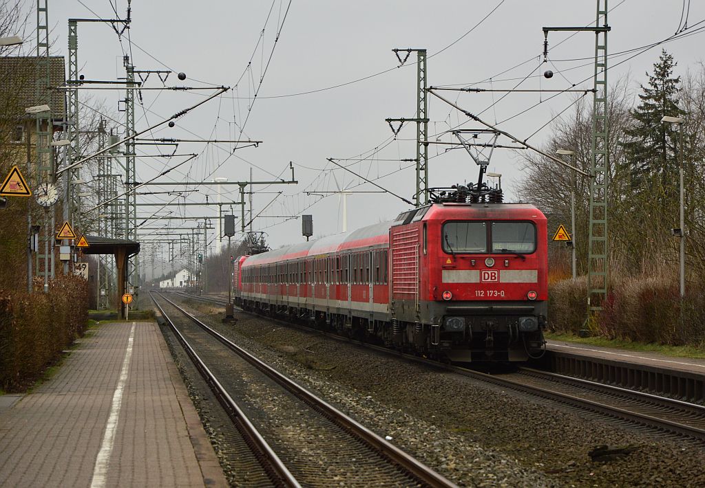 112 181-3 und 112 173-0 als Zug und Schublok eines Ersatz SH Express der aus 6 n-Wagen bestand. Jübek 01.02.2013