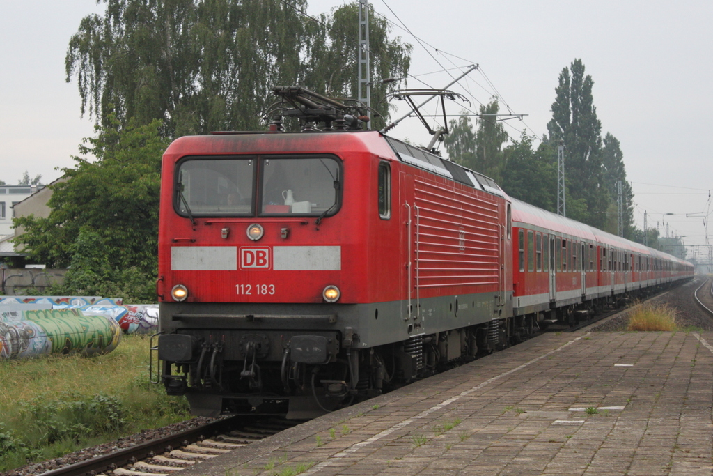 112 183 mit RE 13290 von Warnemnde nach Berlin-Ostbahnhof bei der Durchfahrt am 17.06.2016 um 07:56 Uhr im Haltepunkt Rostock-Holbeinplatz.