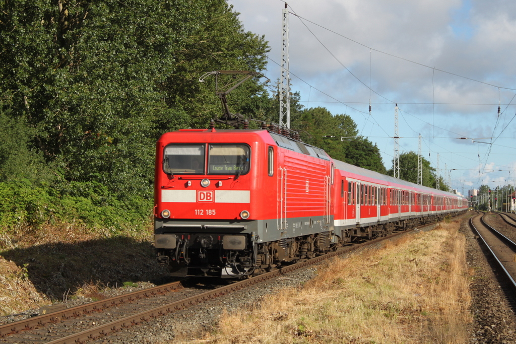 112 185 mit Kreuzfahrer 13290 von Warnemünde nach Berlin Ostbahnhof bei der Durchfahrt am 06.08.2017 in Rostock-Bramow.