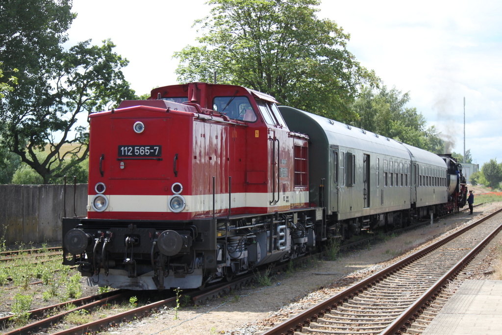 112 565-7+52 8079-7 machen im Bahnhof Bergen auf Rgen Pause.14.06.2014