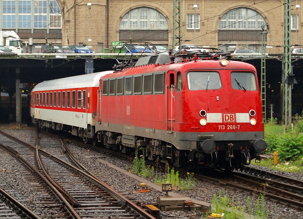 113 268-7 verlässt hier mit einem AutoZug aus München den Hamburger Hauptbahnhof am 08.07.2011