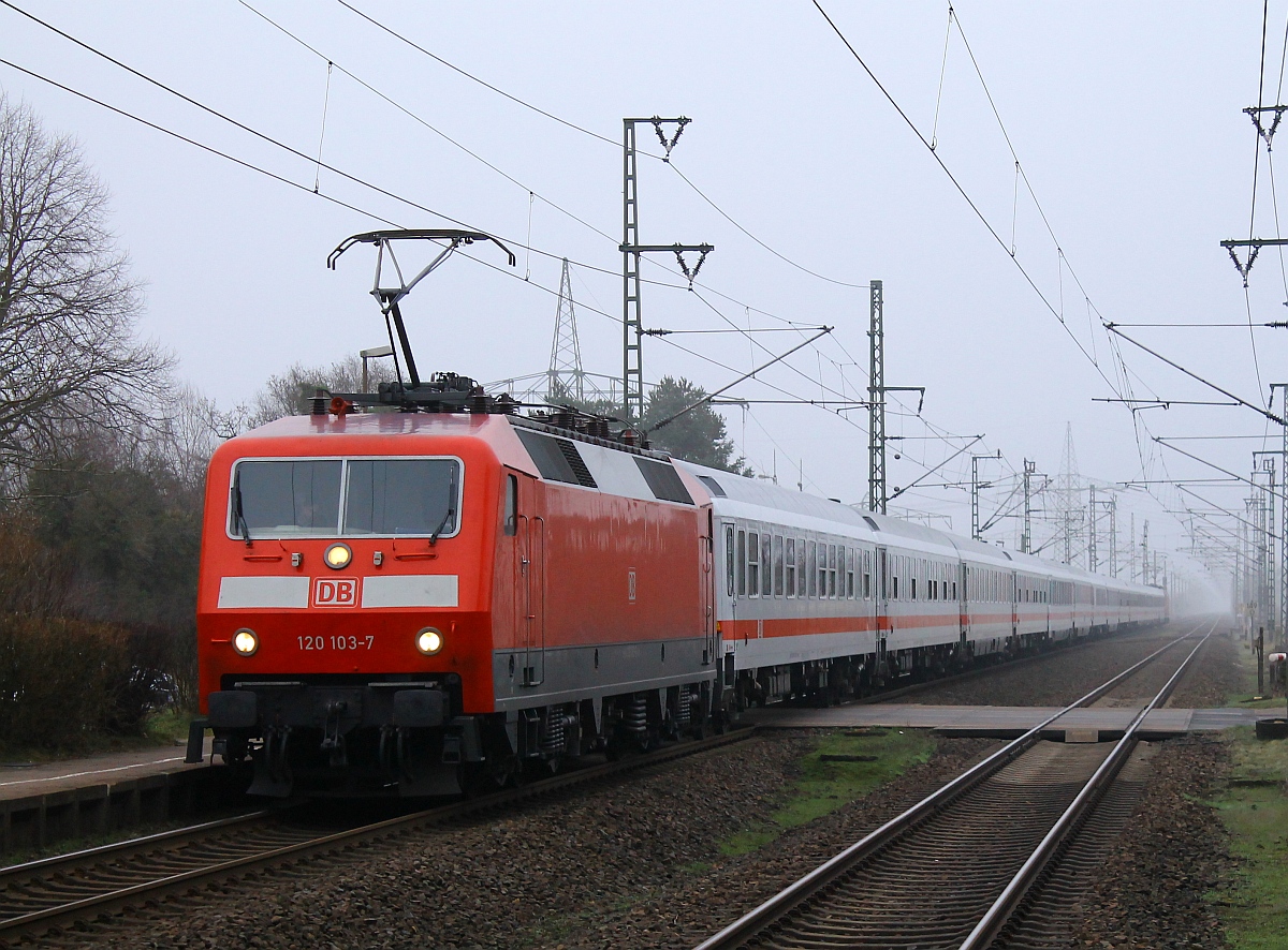 11.30h sollte die Abfahrt des IC 1981 in Flensburg sein...hier kommt der Leerzug LZF 78082 gezogen von 120 103-7 um 11.24h erst durch Jübek gefahren...ergo der Zug hatte vorprogrammierte 20min Verspätung minimum...und dann wundert man sich wenn die Fahrgäste schlecht gelaunt sind...Jübek 13.02.2015