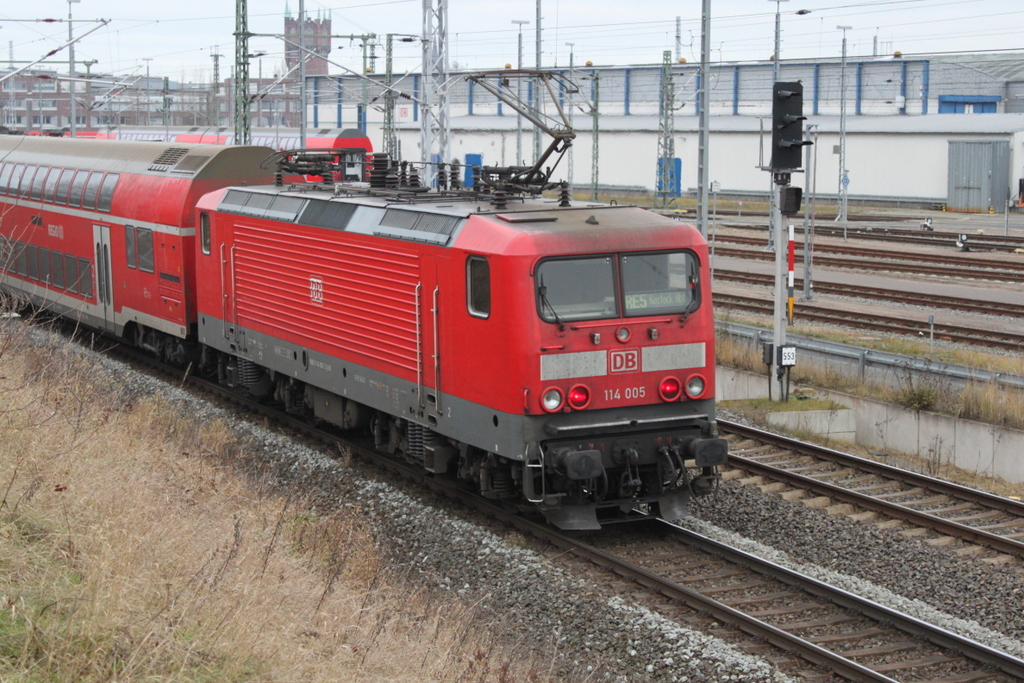 114 005 mit RE 5(RE 92024)von Oranienburg nach Rostock bei der Einfahrt im Rostocker Hbf.04.12.2016