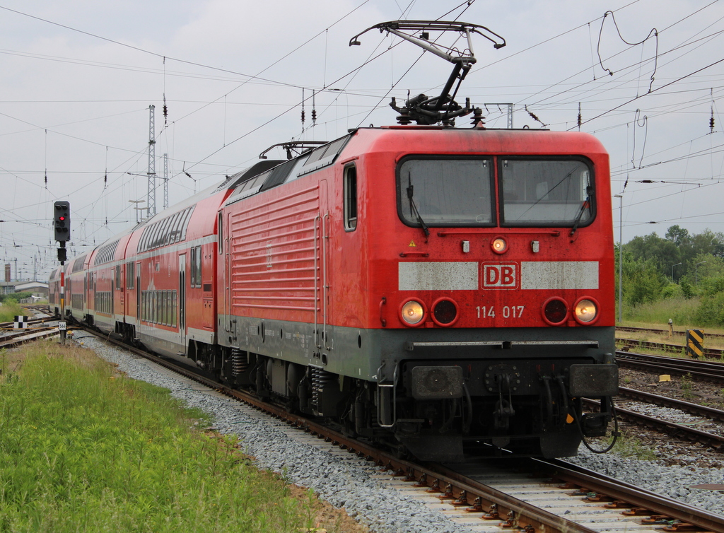 114 017 mit RE 4357(Rostock-Elsterwerda)bei der Bereitstellung im Rostocker Hbf.12.06.2021
