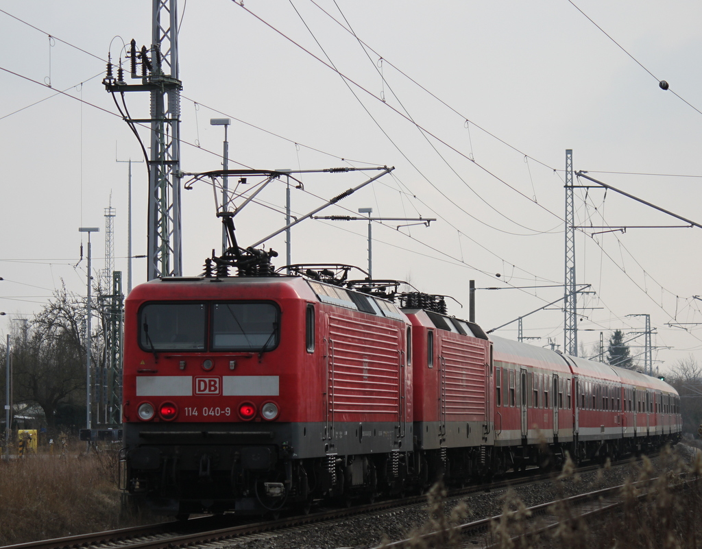 114 040-9+143 210-3 mit IRE18539 von Rostock Hbf nach  Berlin Hbf(tief)
bei der Ausfahrt im Rostocker Hbf.28.02.2014 