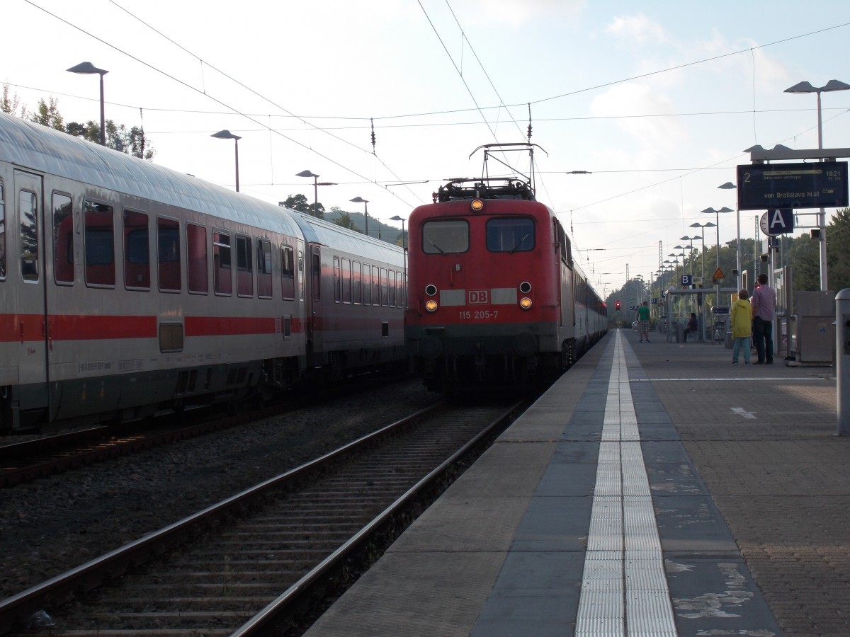 115 205-7 hatte,am 20.Juli 2014,Einfahrt mit dem EC 378 aus Bratislava in Binz.