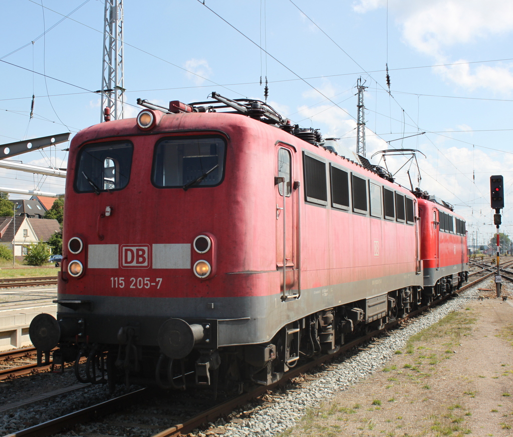 115 205+115 261 beim Rangieren im Rostocker Hbf.08.08.2014