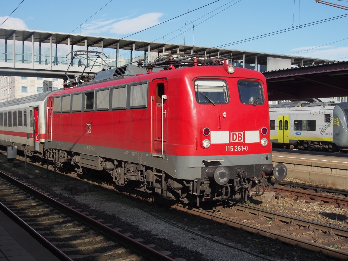 115 261-0 mit einem Schadzug wartet im Ulmer Bahnhof auf Ausfahrerlaubnis, am 07.11.2015. Seit der Aufhebung des Ausbesserungswerks München Freimann befinden sich nur noch Wagen im Schadzugverband.  