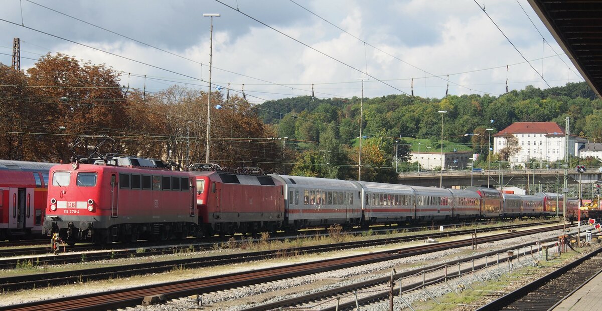 115 278-4 mit sehr langem Schadzug mit 120 und diversen Wagen in Ulm am 20.09.2014.