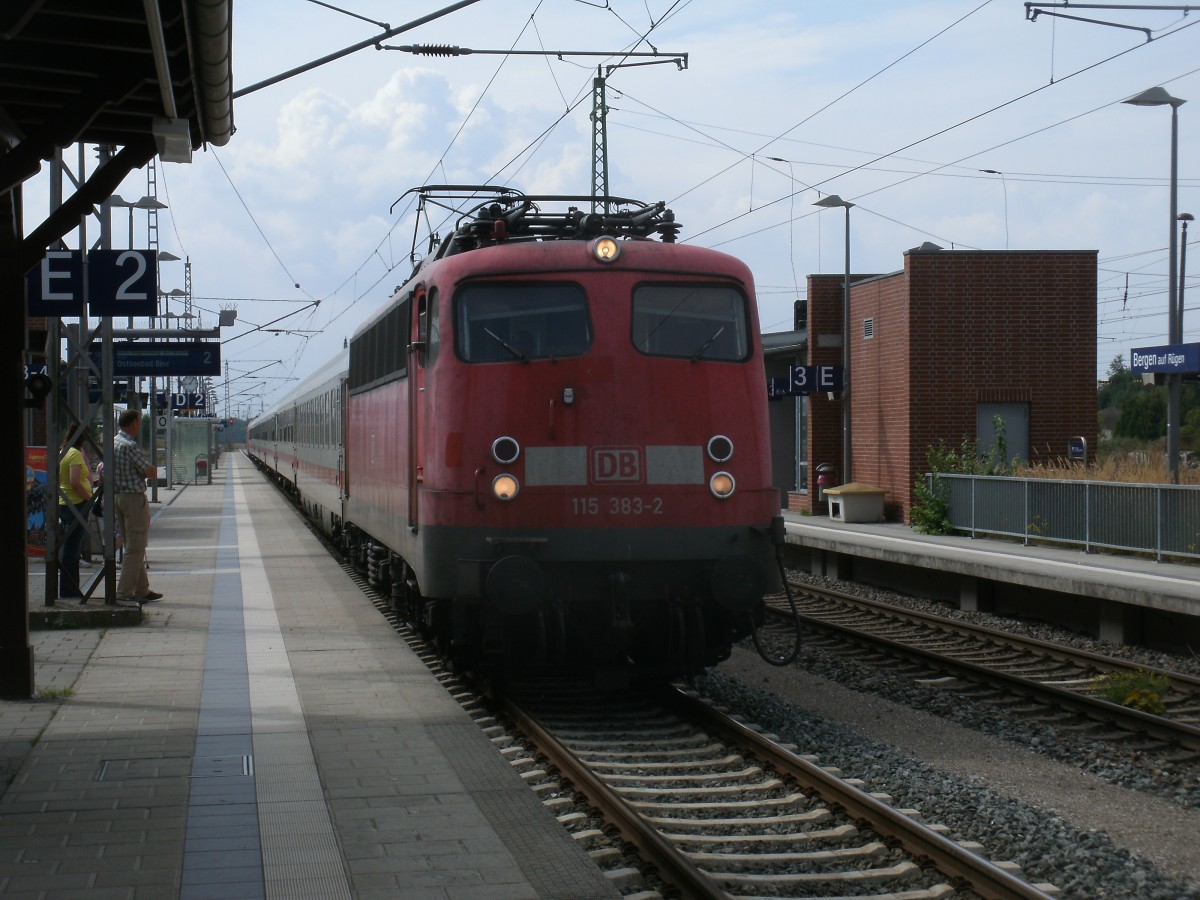 115 383-2 bespannte,am 31.August 2013,auch den IC 2357 Leipzig-Binz.Hier bei der Einfahrt in Bergen/Rgen.