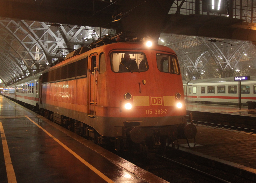 115 383-2 mit dem Showtrain als berfhrung 48100 von Leipzig Hbf nach Berlin-Gesundbrunnen kurz vor der Ausfahrt im Leipziger Hbf.