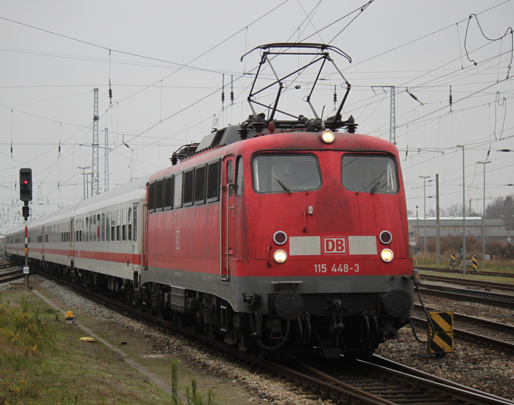 115 448-3 mit IC 2409(Rostock-Kln)bei der Bereitstellung im Rostocker Hbf.30.11.2014