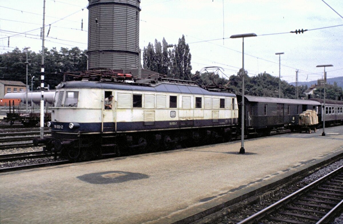 118 013-2 mit Pw 4 ü-36 in Aalen am 25.06.1982.