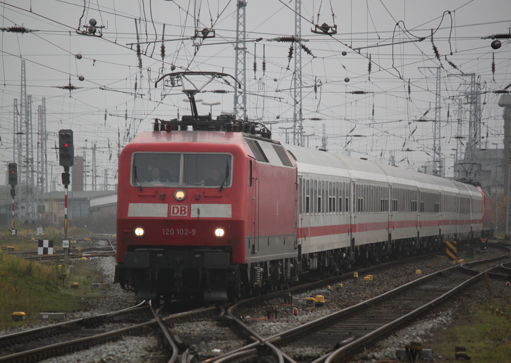 120 102+120 101(Sandwich) mit IC 2182 von Hamburg nach Stralsund bei der Einfahrt im Rostocker Hbf.01.12.2019