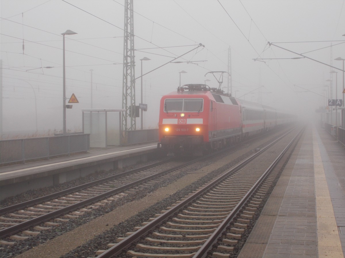 120 103-7 mit dem IC 2213 Binz-Stuttgart,am 01.Januar 2016,in Bergen/Rügen.