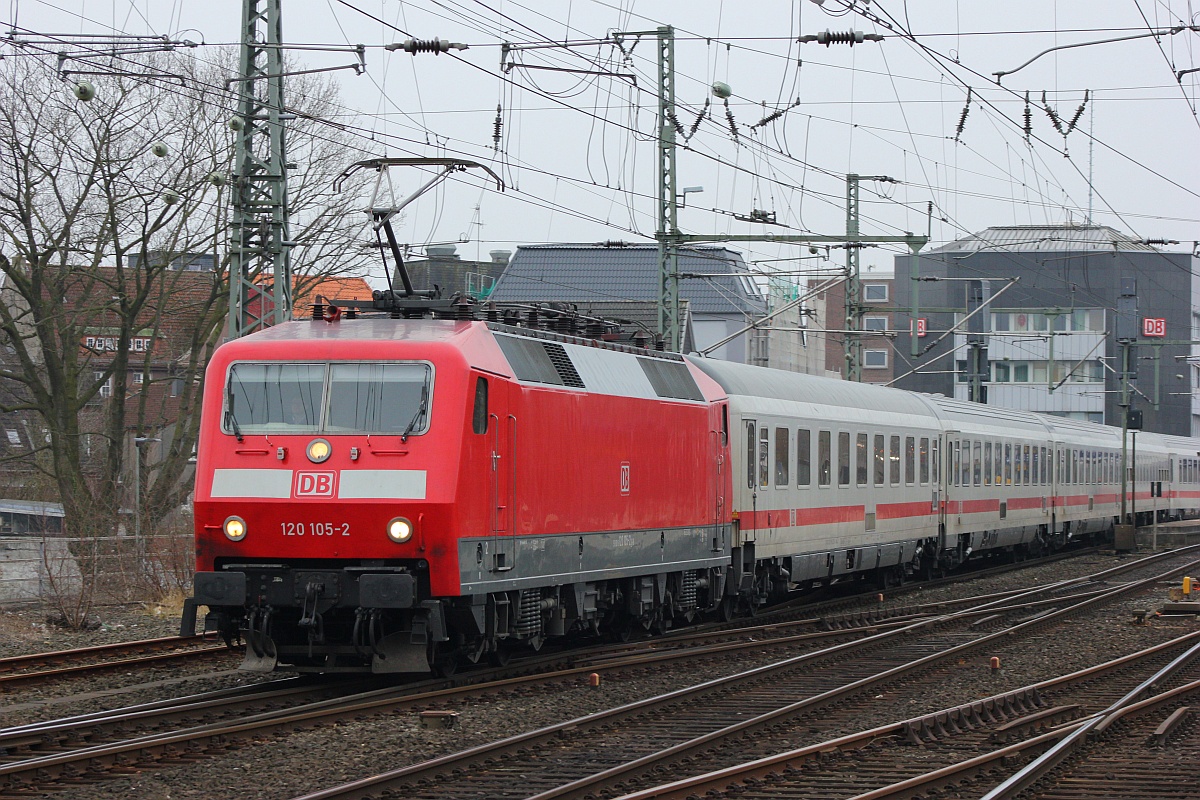 120 105-2 (REV/LD X/18.02.14) zog nen Leerzug Richtung Kiel. NMS 24.03.18