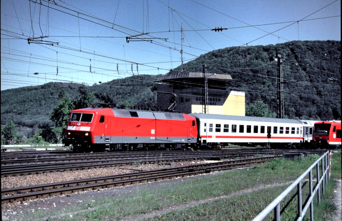 120 110-2 mit IC in Geislingen Steige am17.05.2002. Der IC wird von einer 150 182-4 nachgeschoben.