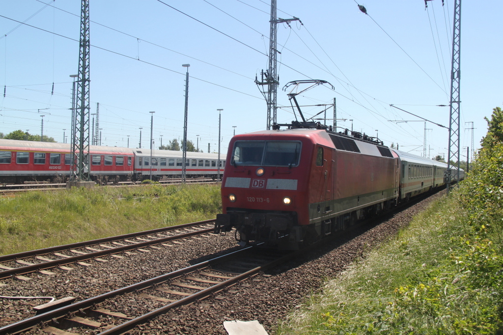 120 113-6+120 152-4(hinten)mit IC 2212 von Koblenz nach Ostseebad Binz bei der Einfahrt im Rostocker Hbf.05.06.2015