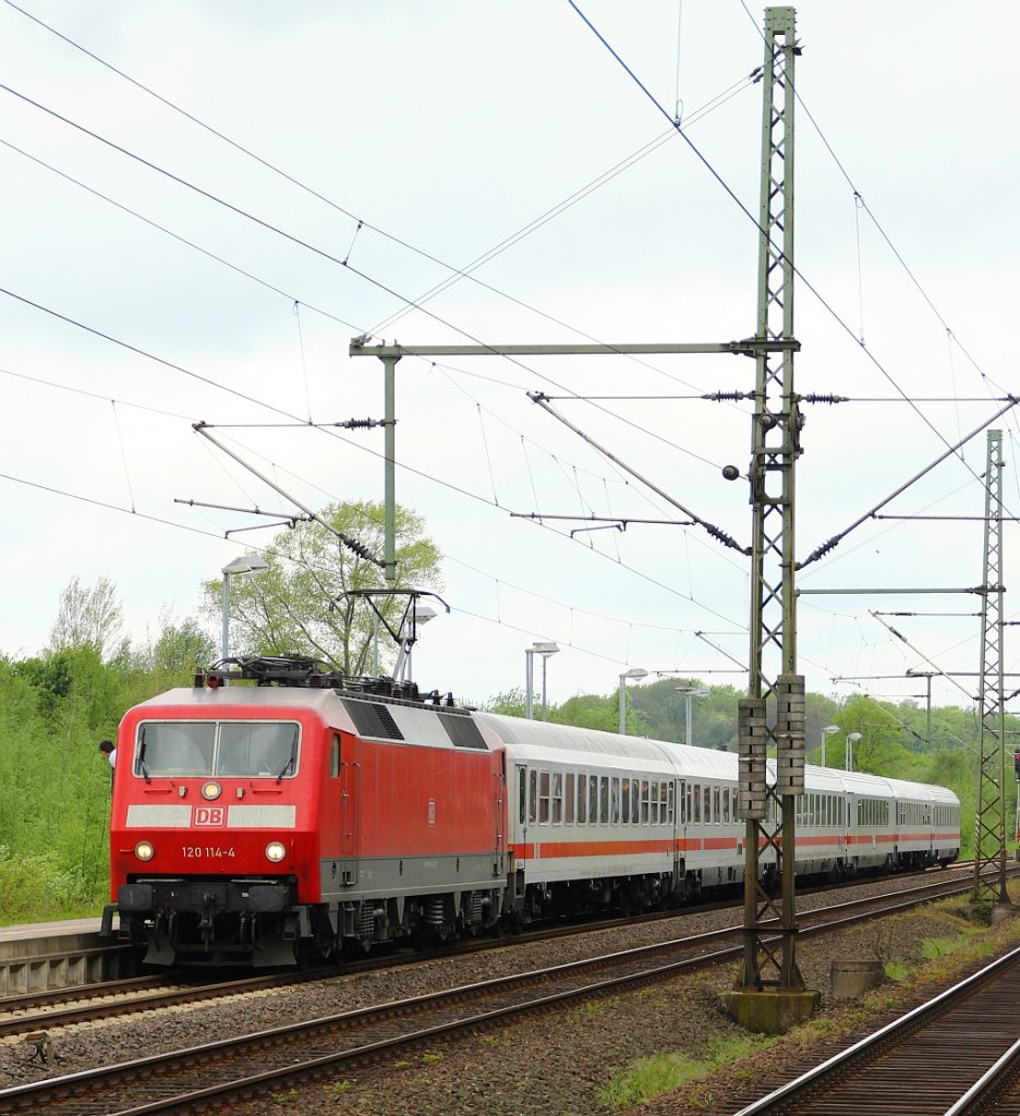 120 114-4 mit dem IC 1981(Flensburg-München Hbf)beim Halt in Schleswig. 11.05.2012