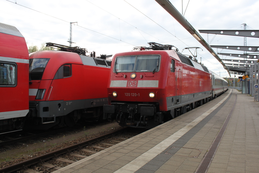 120 120 mit Leerzug von Warnemünde nach Rostock Hbf bei der Einfahrt im Rostocker Hbf.16.04.2017