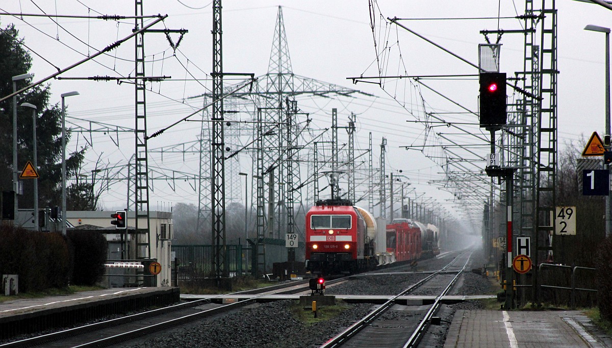 120 125-0 mit dem innovativen Gterzug aufgenommen in Jbek bei Schleswig. 10.02.2019