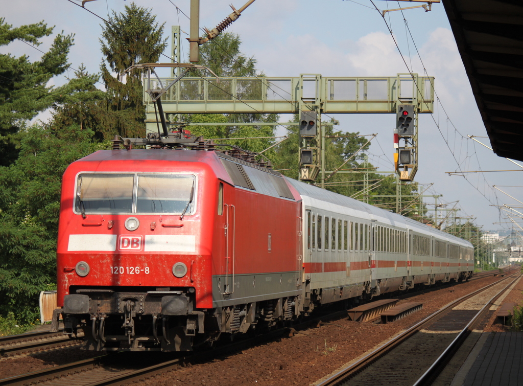 120 126-8 mit IC 2048(Dresden-Kln)bei der Durchfahrt um 09:09 Uhr in Dresden-Strehlen.15.07.2015