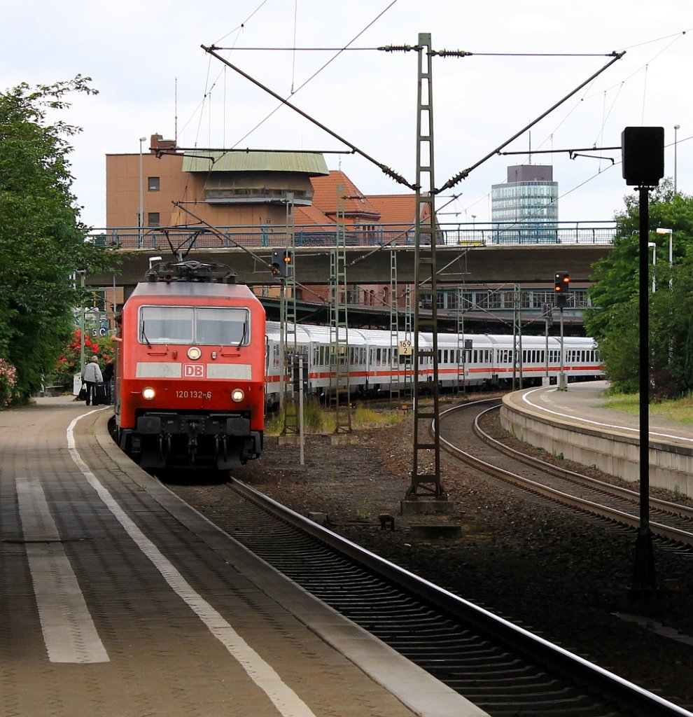 120 132-6 mit dem IC 1981 Hamburg-München beim Halt im Bhf HH-Harburg. Ungewöhnlich waren hier die Zuglaufschilder auf denen  Flensburg-München  stand, obwohl der Zug aber Sonntags nicht von Flensburg nach München fährt. HH-Harburg 14.07.2013