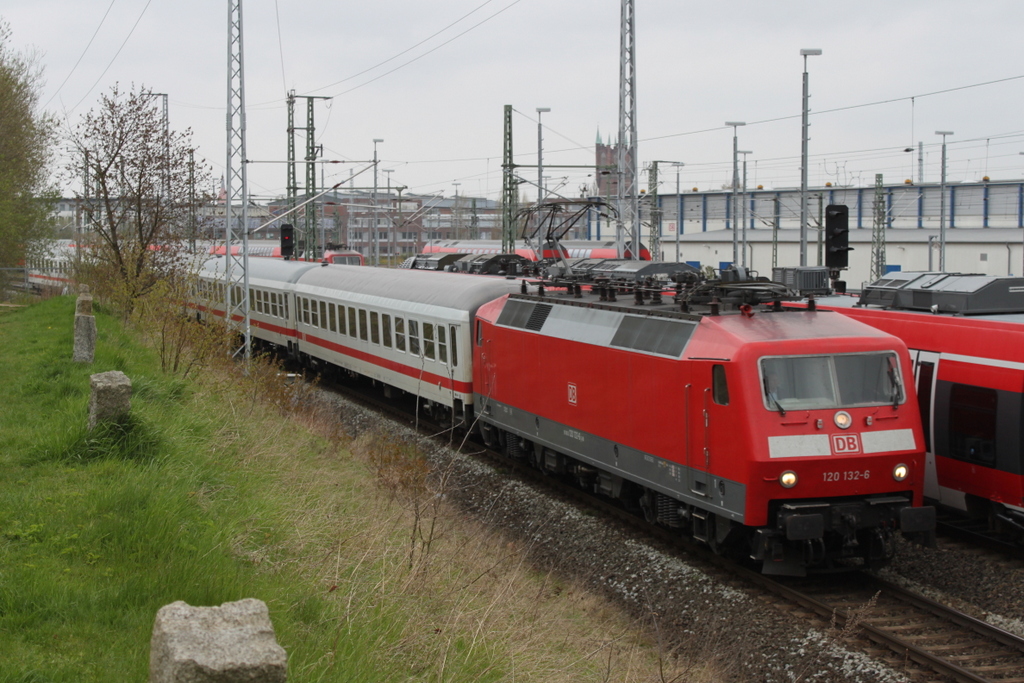 120 132-6 mit IC 2239(Warnemünde-Leipzig)bei der Ausfahrt im Rostocker Hbf.21.04.2017