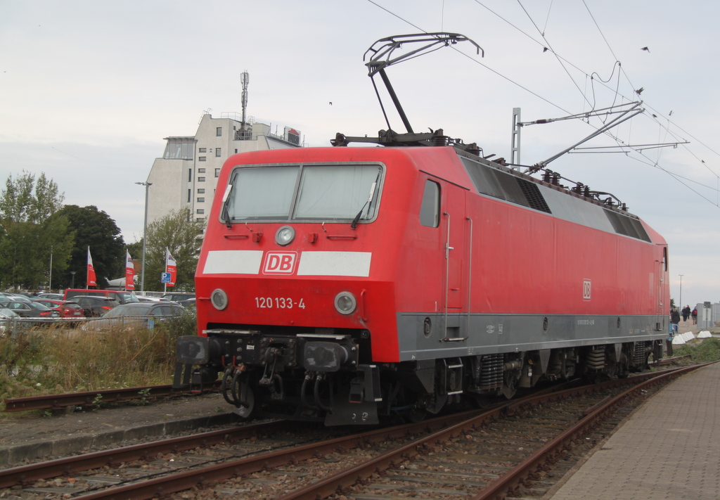 120 133-4 beim Rangieren im Bahnhof Warnemnde spter ging es nach Leipzig zurck.19.09.2015