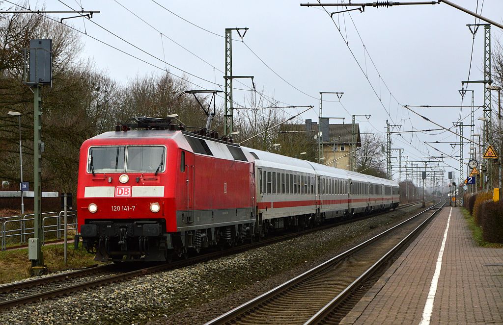 120 141-7 mit dem IC 1981 nach München bei der Durchfahrt im Bhf Jübek. 01.02.2013