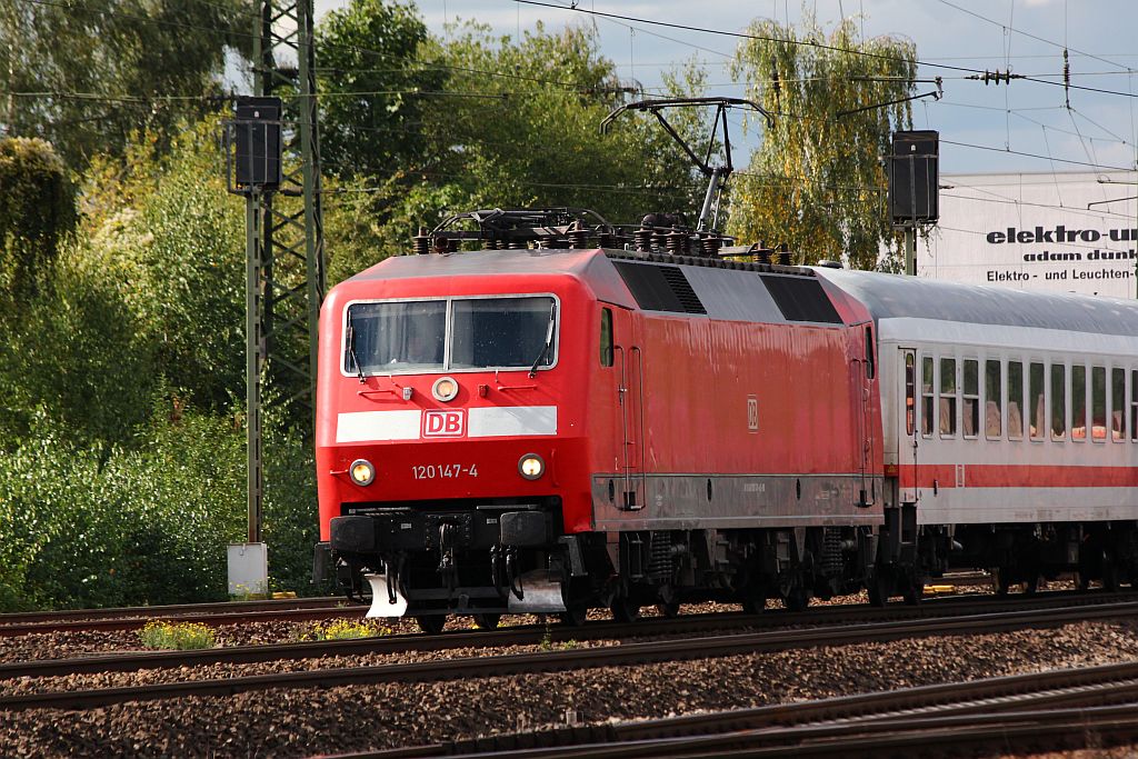 120 147-4 fährt hier mit unbekanntem IC und lautem  Pfiff  in Koblenz-Lützel während der Dieselparade durch. 29.09.12